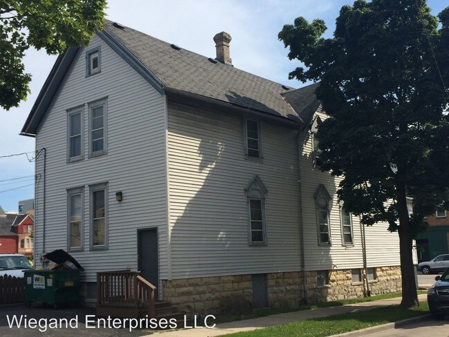 Building Photo - 2128 W Wells St