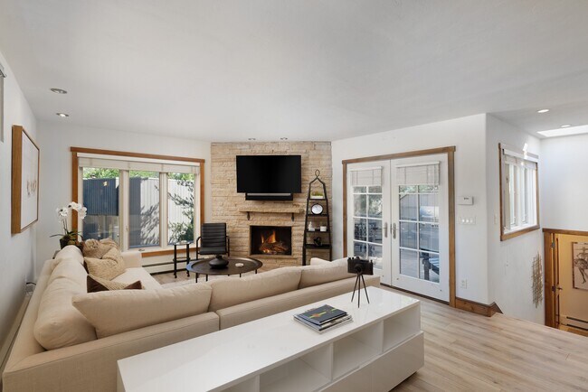 Foto del edificio - 232 Meadow Ranch Rd