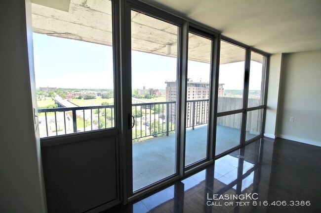 Building Photo - The View 1706