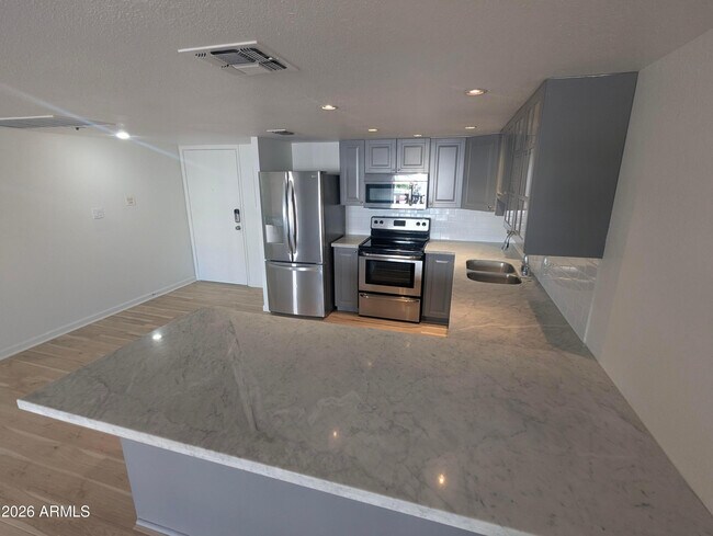 Foto del edificio - 7910 E Camelback Rd