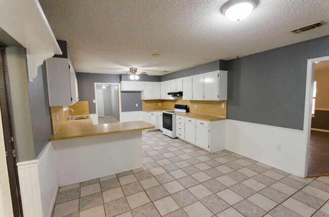 Foto del edificio - Wonderful Country Living close to town COMING SOON!