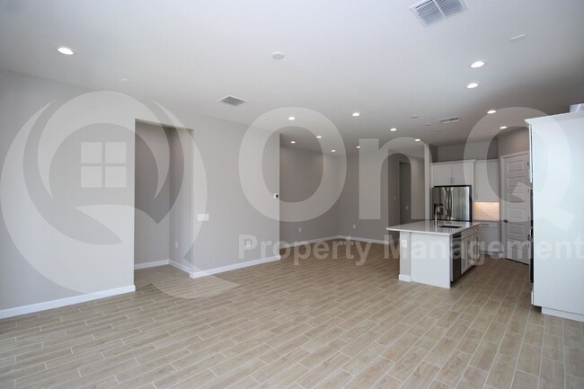 Building Photo - 5119 E Shady Glen Ave