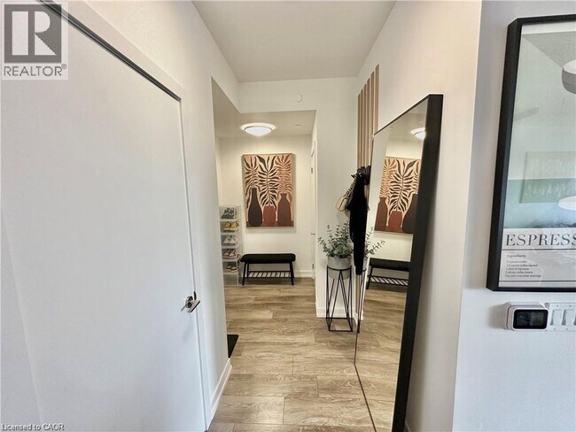 Building Photo - 15 Wellington St S