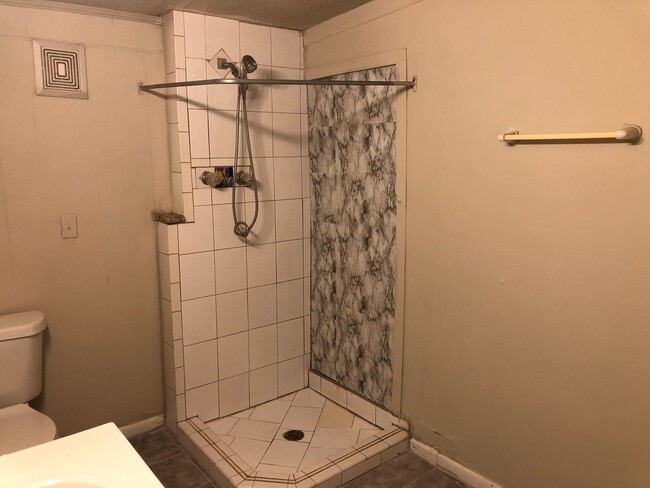 Building Photo - 4 Bed/ 2 bath House with Fenced Yard!! Available August 2026!