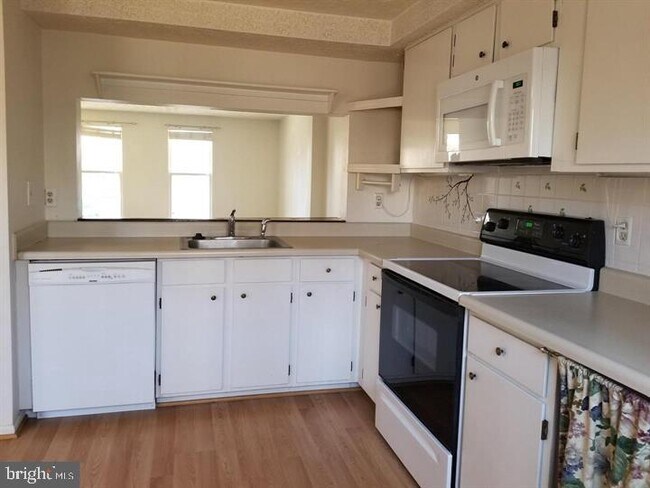 Building Photo - 9086 Tiffany Park Ct