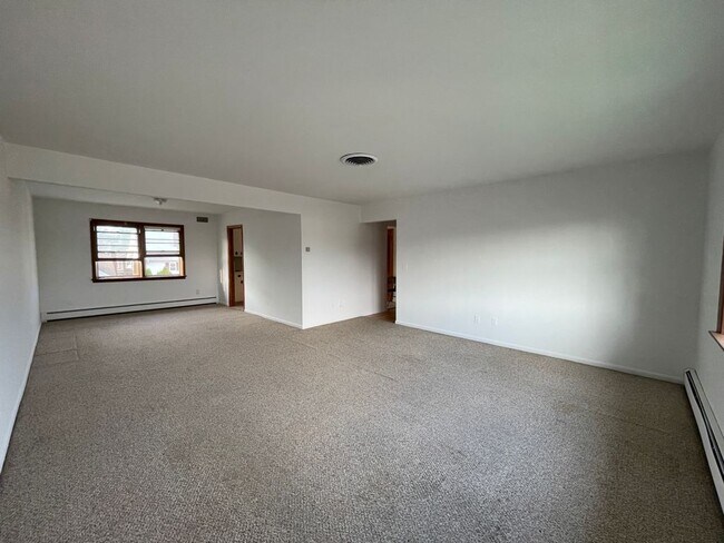 Building Photo - 500 Piaget Ave