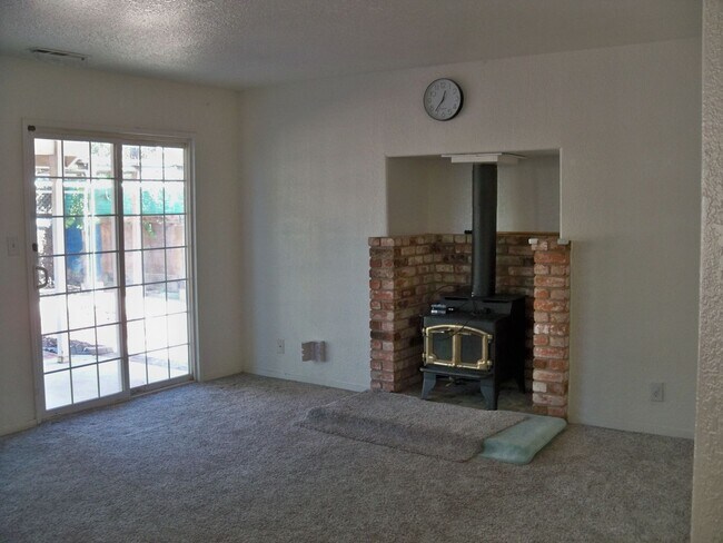 Foto del edificio - Two Story In East Modesto