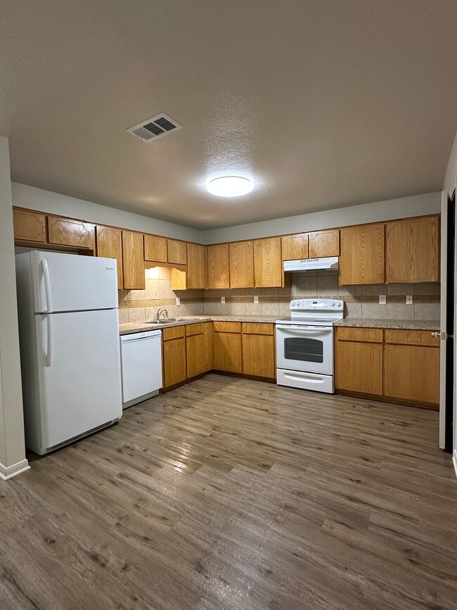 Foto del edificio - 401 Topeka Ct