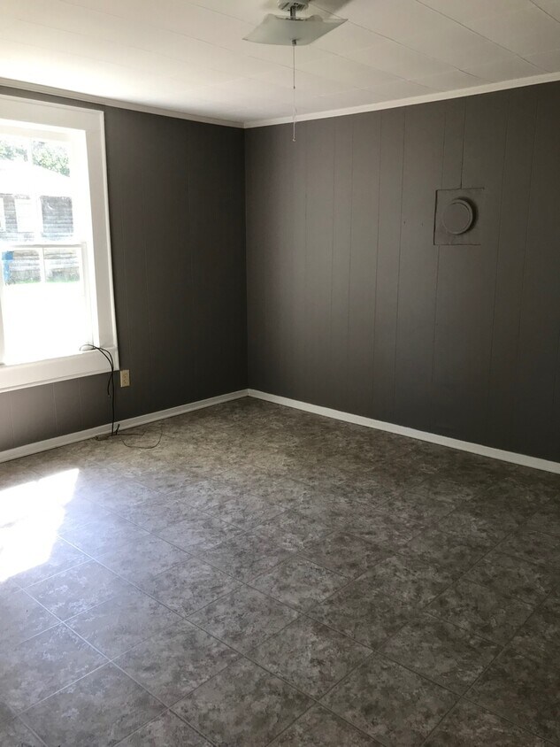 Foto principal - 2 BED, 1 BATH HOME IN TROY, $850 MONTH, $8...
