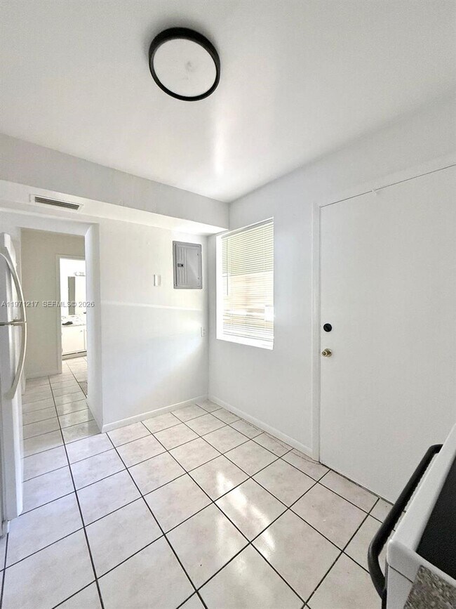 Building Photo - 1201 NE 191st St