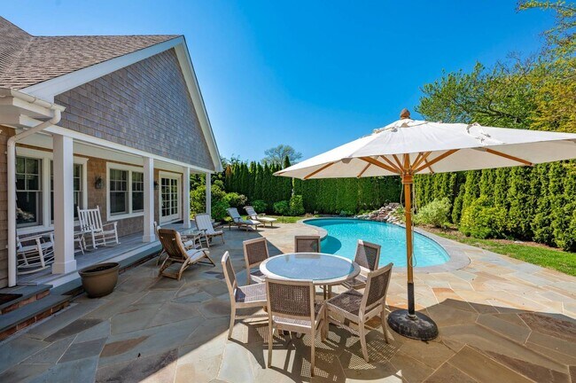 Foto del edificio - 32 W Neck Cir