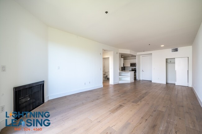 Building Photo - 8811 Burton Way