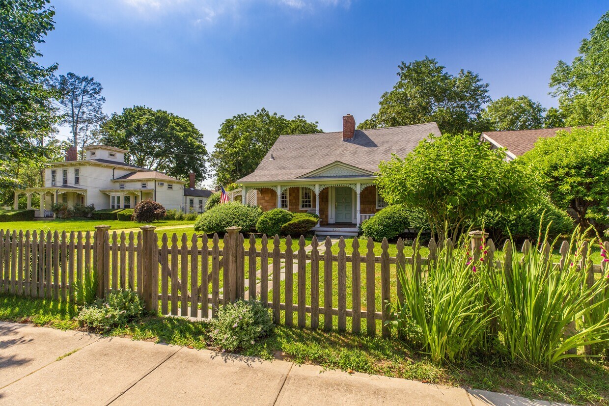 Historical and modern - 8295 Main Rd