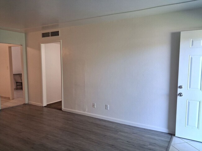 Foto del edificio - 3336-3342 E Clinton Ave