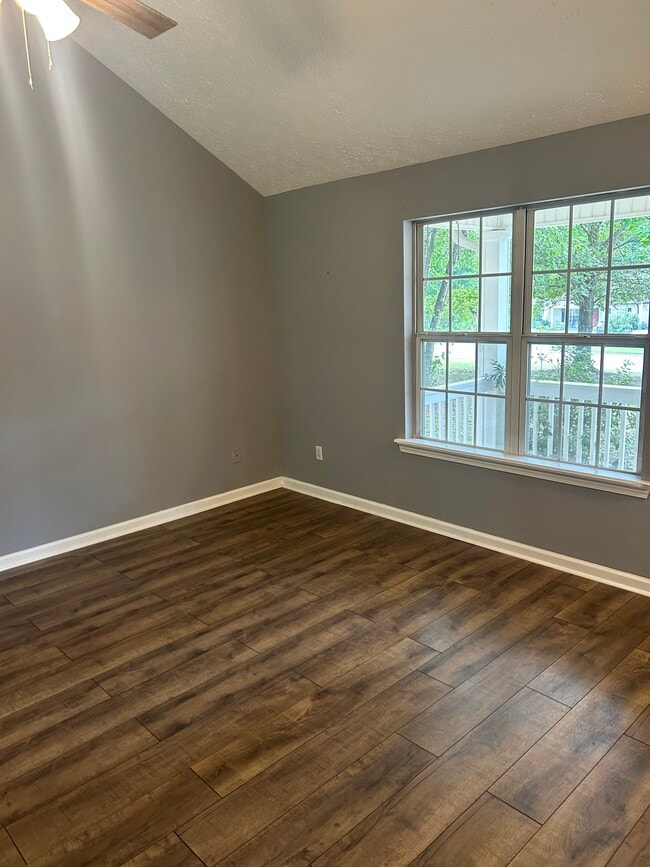 Building Photo - 180 McIntosh Estates Dr