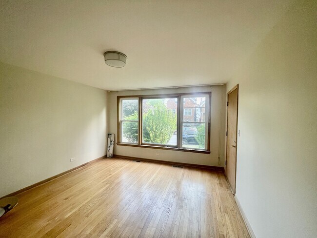 Building Photo - 4928 W Ainslie St