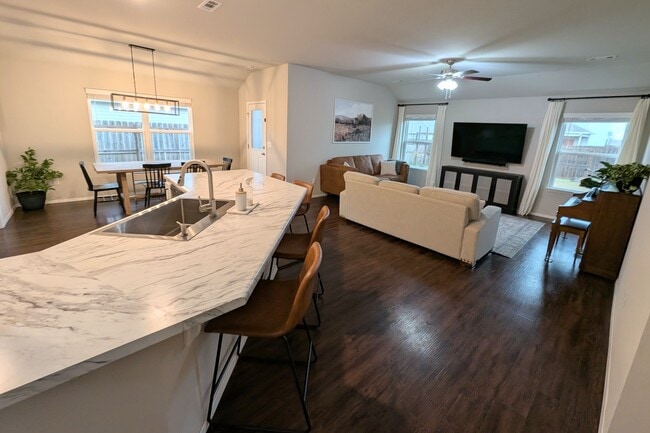 Building Photo - 1640 Forest Dr