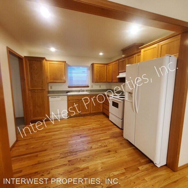 Building Photo - 3 br, 2.5 bath House - 3828 SE TIBBETTS ST