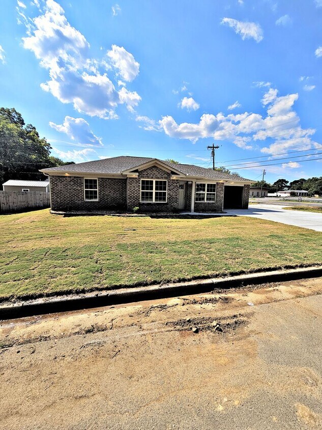 Primary Photo - House for Rent - Hartselle - Brand New