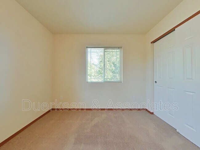 Building Photo - 1806 SW Brooklane Dr