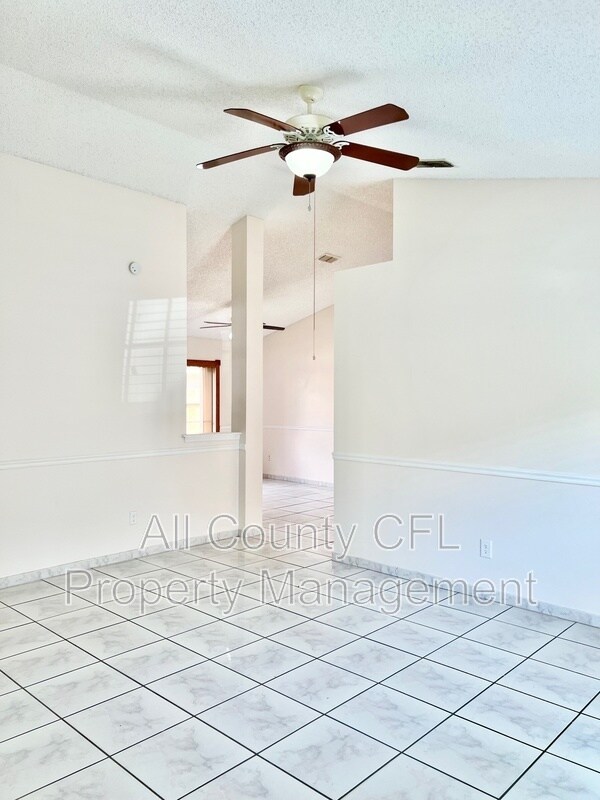 Foto del edificio - 9909 Red Clover Ave