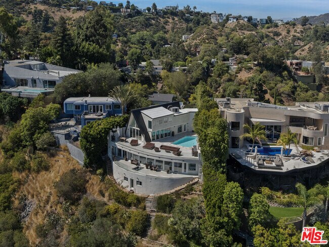 Foto del edificio - 8460 Cole Crest Dr