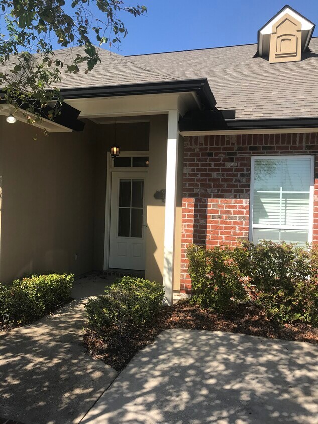 Puerta principal - 37150 Woodgate Ave