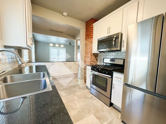 Foto del edificio - Must See 3 Bedroom/3 Bathroom Home near Ed...