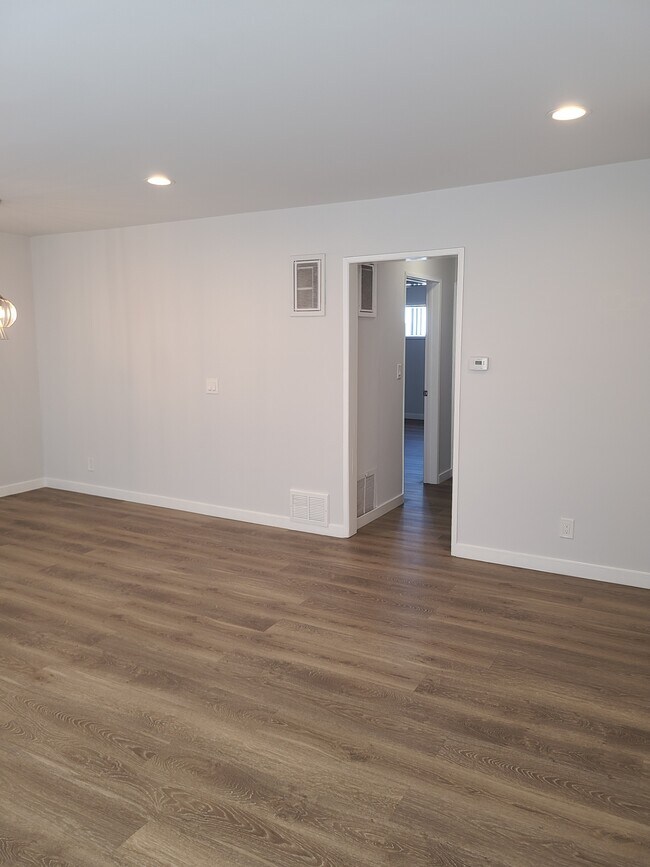 Building Photo - 241 W Tujunga Ave