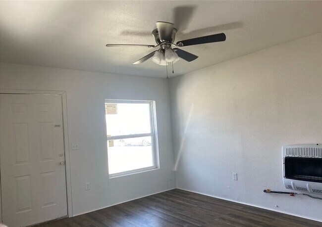 Building Photo - 2 Bed/ 1 Bathroom