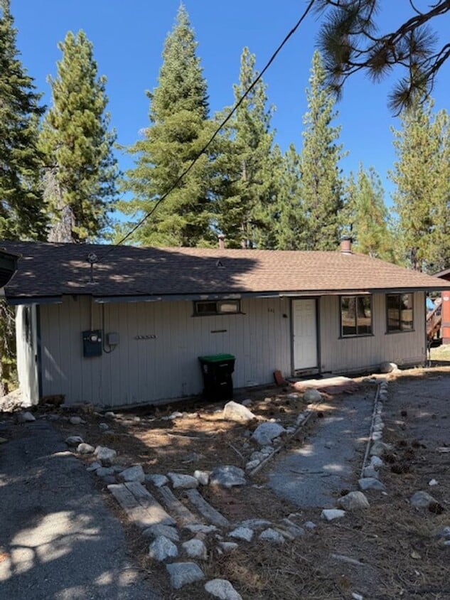 Building Photo - 2 Bedroom 1 Bath cabin in North Upper Truckee