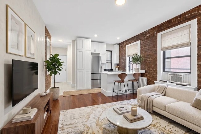 Building Photo - 7 Carmine St