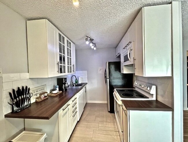 Building Photo - Furnished Cozy 1 Bedroom / 1 Bath Condo - ...