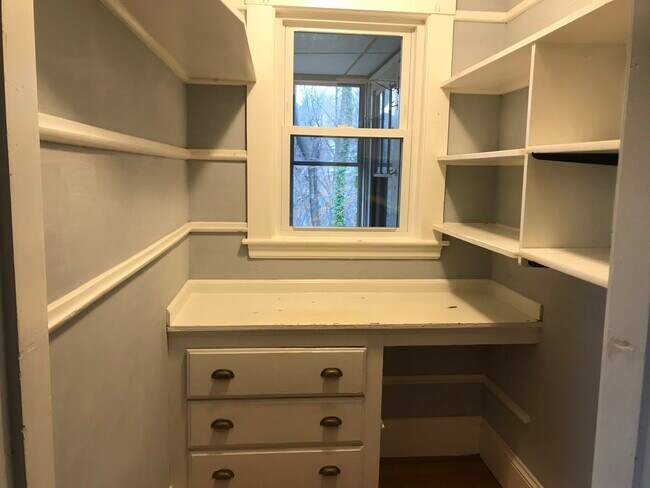 Large kitchen pantry - 9 Coniston Rd