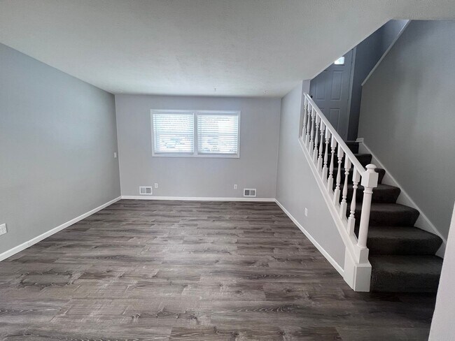 Building Photo - Updated 2 Bedroom Side by Side Duplex!