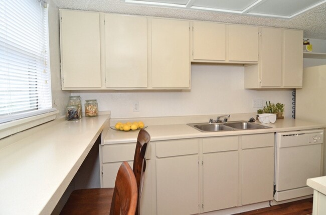 Building Photo - 7630 Wood Hollow Dr