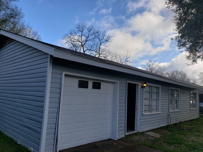 Building Photo - Completely Renovated Property