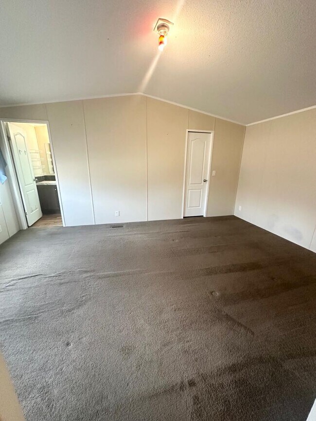 Foto del edificio - 3 Bedroom 2 Bathroom Ready to Rent