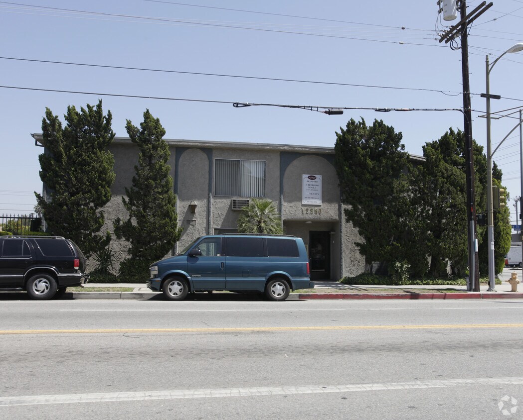 Foto principal - 12850 Branford St