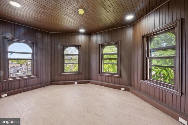 Foto del edificio - 6012 Ridge Ave