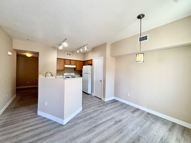 Foto del edificio - DOWNSTAIRS CONDO | GATED COMMUNITY | CENTENNIAL HILLS | UPDATED 3 BEDROOM
