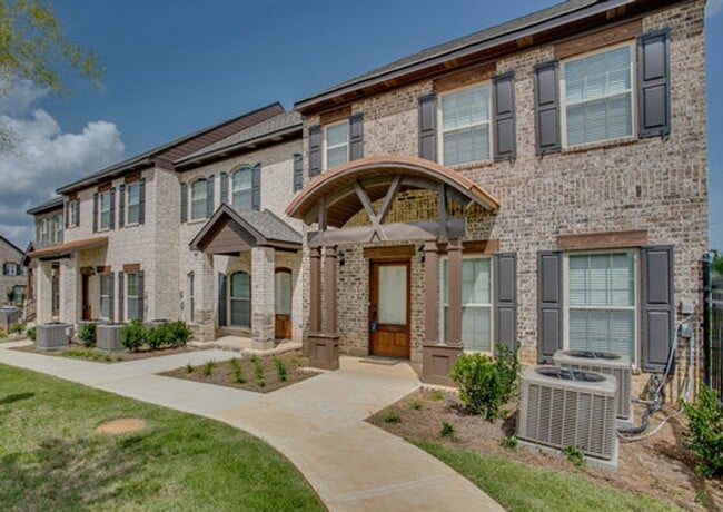 Building Photo - Beautiful 3 Bed 3.5 Bath Unit Available Fall!
