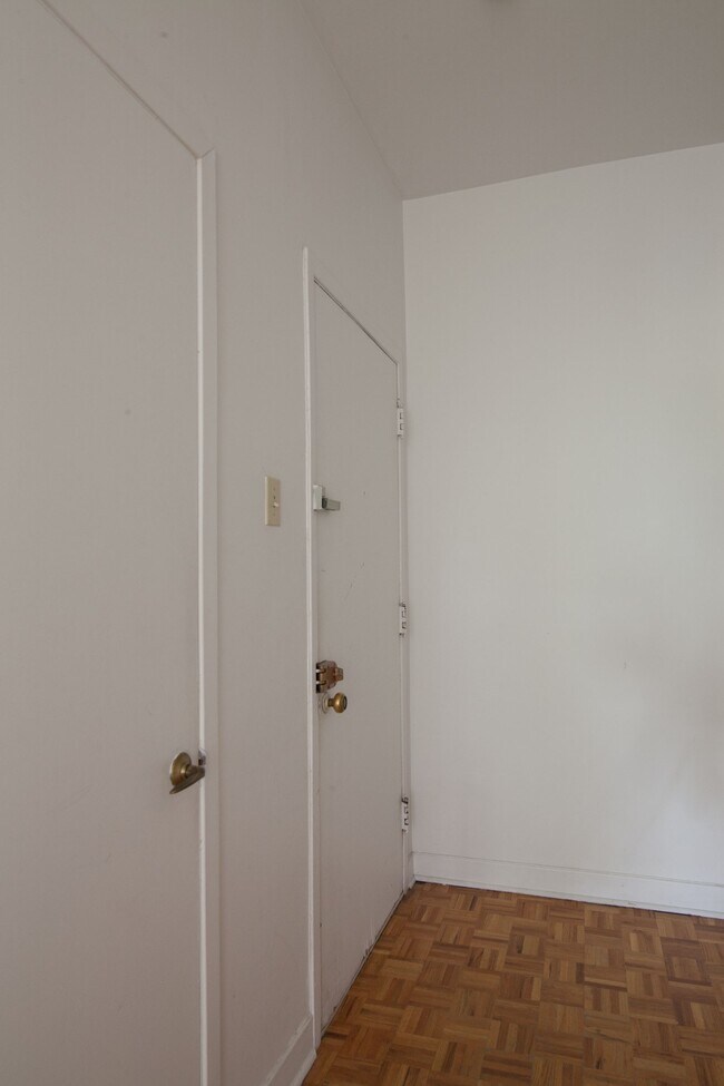 Building Photo - 5530 Cote Saint-Luc Road