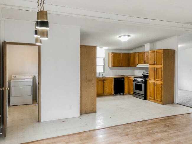 Building Photo - 277 Maple St