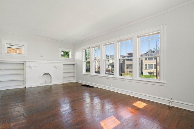 Building Photo - 27 E 101st Pl