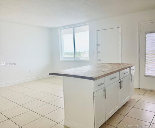 Building Photo - 7133 Bay Dr