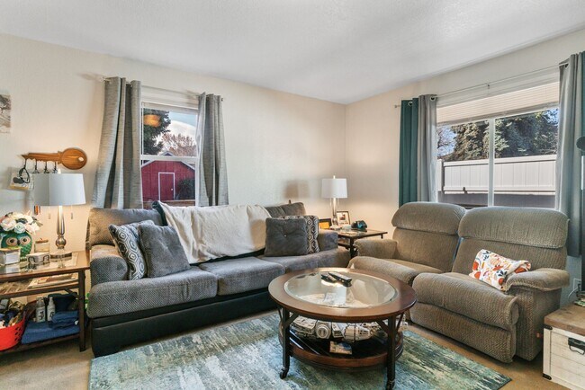 Foto del edificio - 6 Bed 3 Bath Accessible Rambler