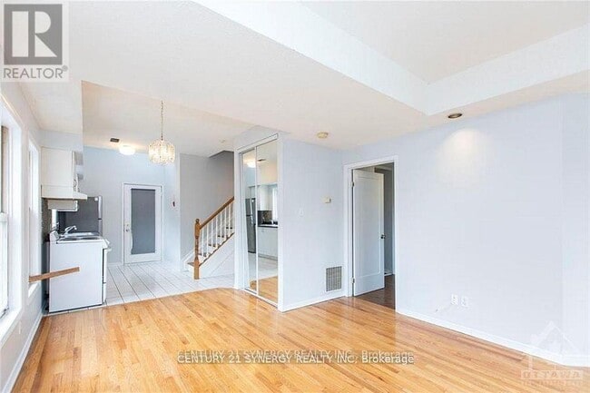 Building Photo - 450 MacLaren St