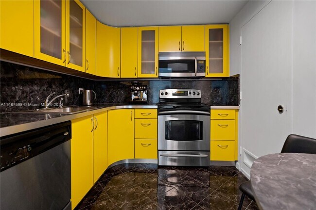 Foto del edificio - 400 Kings Point Dr