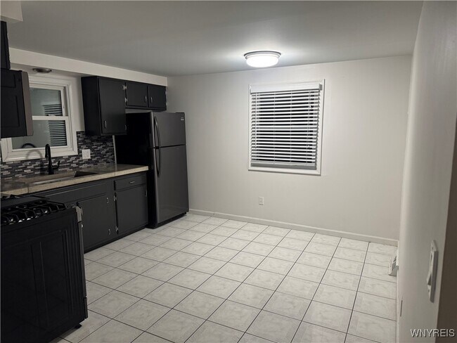 Foto del edificio - 235 Robert Dr